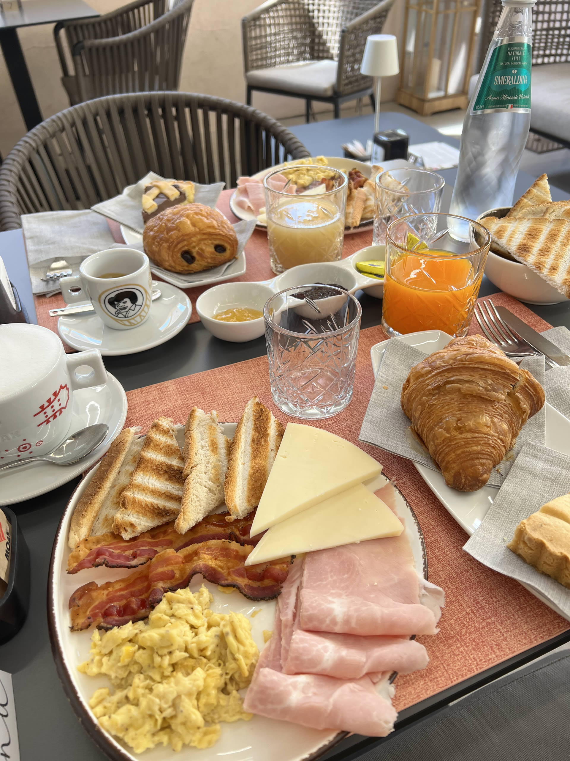 The Square's Services Breakfasts, Lunches and Aperitifs in Cannigione